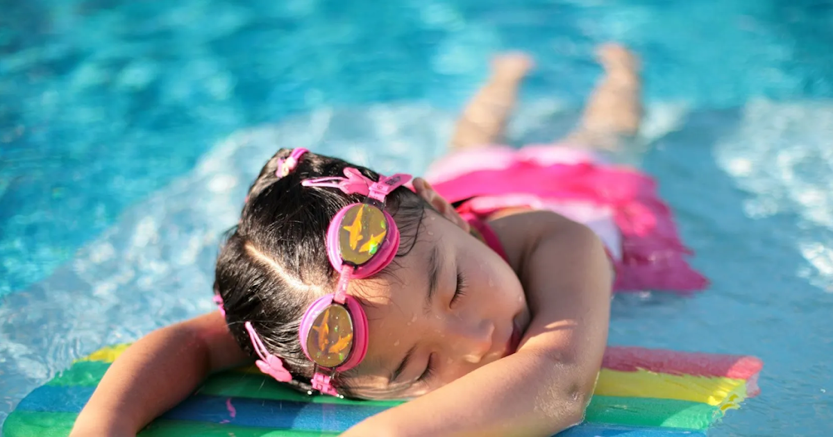 How to Choose the Right Poolside Accessories for Style, Comfort, and Safety